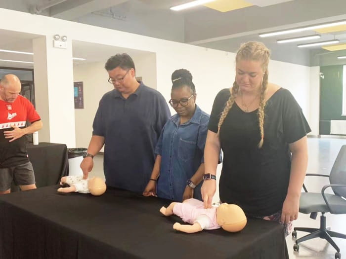 Heimlich maneuver on a child