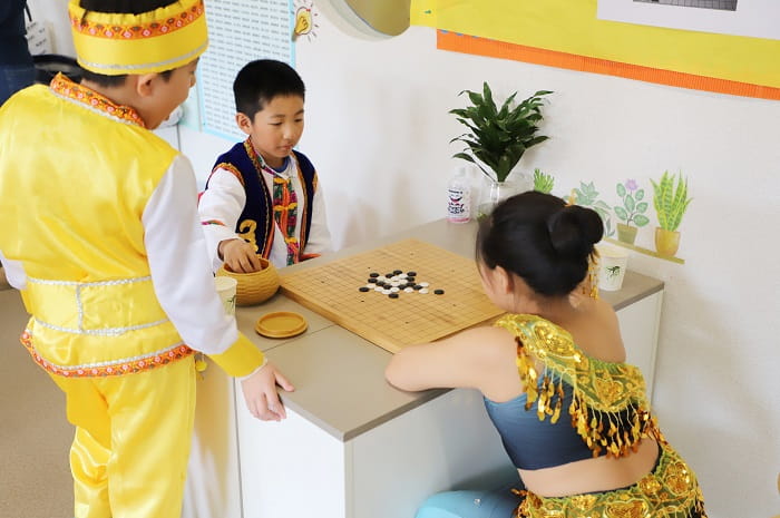 Students play traditional Chinese games