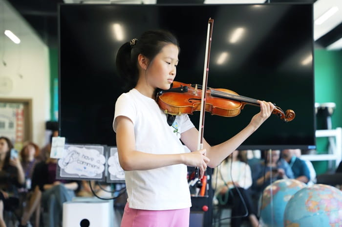 Girl playing the violin