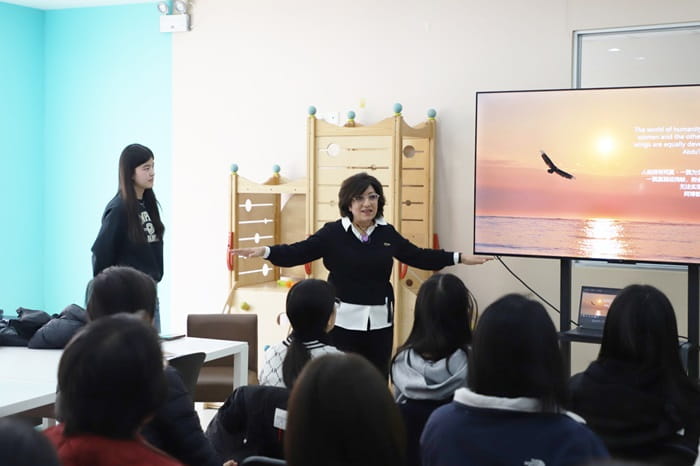 Ms. Ladon Ghalili showing a bird with two wings