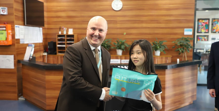 Wecloming students to school