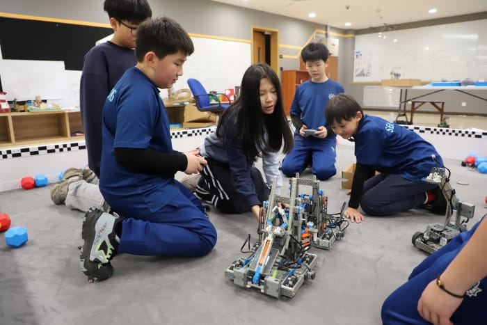 middle school students and robots